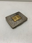 PRATA DE LEI - Delicada caixa porta pílula em prata teor 800 mls, fartamente lavrada e cinzelada com motivos florais e nas laterais com leões e ao centro aplicação de placa com cena de vilarejo espessurada a ouro. Med. 7x6 cm e 70 gr. PEÇA NÃO EXPOSTA NO LEILÃO, A MESMA ENCONTRA-SE NO COFRE DO BANCO.