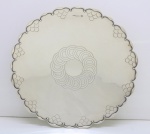 PRATA DE LEI - Mappin&Webb, fruteira baixa em prata inglesa contrastada, decorada com relevos geometricos. Med. 4x25,5 cm e peso 556 gr. PEÇA NÃO EXPOSTA NO LEILÃO, A MESMA ENCONTRA-SE NO COFRE DO BANCO.