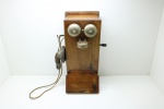 Antigo telefone de parede em madeira a manivela. Med. 45x20x20 cm.