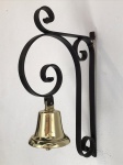 Belo sino em bronze com suporte em ferro. Med. 55x36 cm.