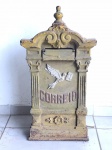 Antiga caixa de correios em ferro fundido. Med. 76x40x15 cm.