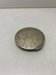 PRATA DE LEI -  Porta pó de arroz em prata de lei com espelho interno. Peso bruto 64 gr. PEÇA NÃO EXPOSTA NO LEILÃO, A MESMA ENCONTRA-SE NO COFRE DO BANCO.