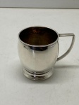 PRATA DE LEI - Pequena caneca lisa. Med. 6x6 cm e peso 90 gr. PEÇA NÃO EXPOSTA NO LEILÃO, A MESMA ENCONTRA-SE NO COFRE DO BANCO.