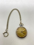 RELÓGIO - Relógio de bolso e corrente em metal espessurado a prata, máquina alemã KIENZLE. Dia. 5 cm.