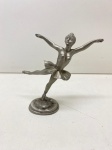 ESTATUETA em metal, italiana, representando bailarina. Alt. 10 cm.