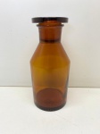Antigo frasco de farmácia em cristal âmbar. Alt. 19 cm.