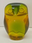 PALATNIK - "Coruja", escultura, moldada em resina de poliéster, amarela. Alt. 10 cm. Apresenta discreto trincado na base.