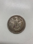 NUMISMÁTICA - Letcher Mint 1974 - prata fina, 1 OZ 999. Anverso representando águia em pé sobre rocha com asas estendidas, sobre um faixa com a inscrição "ONE TRY ONCE"  e antiverso a inscrição que indica sua origem e atesta sua qualidade. Peso 31gr.