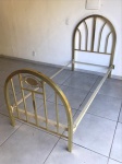 Antiga cama de solteiro em metal dourado com suporte do estrado pintada em tm branco. Med. 202x91x126 cm.