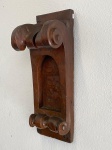 ARTE SACRA - Fragmento de altar em madeira nobre, com encaixes, prego ferreiro. Séc. XVIII. Estilo Dom José, ricamente entalhado. Med. 60x20x28 cm.