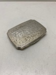 PRATA DE LEI - Porta pó de arroz em prata de lei, contrastada teor 800 mls, italiana, lavrada e cinzelada. Med. 8x6 cm e peso bruto 58 gr. PEÇA NÃO EXPOSTA NO LEILÃO, A MESMA ENCONTRA-SE NO COFRE DO BANCO.