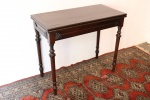 Mesa dobrável Dona Maria de Leque em madeira nobre. Possibilidade de uso tanto como mesa de para 04 lugares ou quanto aparador. (desgastes). Med. 77x92x46 cm - Aberta 75x91x93 cm. Não possui forro interno.