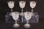 BACCARAT - Espetacular conjunto de 5 taças para licor em o mais puro cristal da renomada manufatura francesa, BACCARAT  com o bojo ricamente lapidado em 2 padrões diferentes, borda lisa, haste facetada sobre base circular com a famosa estrela de 24 pontas lapidada ao fundo. Alt. 11,5 cm.