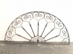 DECORAÇÃO - Grade em ferro decorada com arabesco. Med. 61x122 cm.