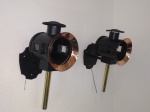 Par de réplicas de lanterna de carruagens, fabricadas em ferro e com acabamentos em cobre.