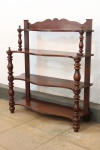 Estante em madeira nobre com 3 prateleiras e colunas torneadas. Med. 124x107x35 cm.