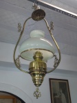 Lustre lampião Belga em metal dourado com cúpula em opalina. Alt. 75 cm.