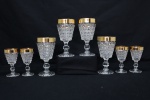 DEMI CRISTAL - Lote de 8 taças ricamente lapidadas. com bordas douradas, sendo 4 para vinho e 4 para licor. Maior 15 cm e menor 11 cm.