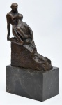 François-Auguste-René Rodin, dito Auguste Rodin ou simplesmente Rodin (1840-1917). L'ÉTERNELLE IDOLE. Escultura de influência simbolista, executada com a técnica da cera perdida, representando "O Ídolo Eterno", obra de 1893, cuja versão em mármore de carrara se encontra no Musée Rodin, em Paris. Auguste Rodin é considerado o pai da escultura moderna. Nesta obra, o artista escolheu representar a dominação da mulher sobre o homem que, ajoelhado à sua frente em atitude de adoração, parece render uma homenagem quase religiosa a uma divindade que lhe é indiferente. Na época em que Rodin criou a obra, sua relação amorosa com Camille Claudel estava no auge. A influência dos dois artistas sobre a respectiva produção é significativa e L´Eternelle Idole parece fazer eco com um dos carros-chefe da obra de Claudel  Sakountala. Base em mármore espanhol Marron Emperador. Medidas (sem a base): Altura = 16 cm; Comprimento = 13 cm; Prof. = 6 cm; Altura (com a base): 23 cm. Peso (com a base) = 2,67 Kg. Assinada A. Rodin.
