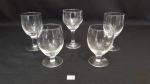 6 Taças de vinho em vidro trasnlucido, sendo de tamanhos variados.Medidas: maior 14cm  altura 6cm diâmetro , menor 11cm altura 6cm diâmetro.