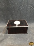 Antiga caixa em vidro marron com  acabamentos em metal e camafeu central de osso ou marfim com caravela cinzelada e colorida. Tem uma pequena assinatura no camafeu. Medindo: 9,5cm x 7cm x 4cm de altura.