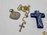 Lote composto de terço, medalhão com anjo e crucifixo em porcelana pintada. Medindo o terço 54cm de comprimento.