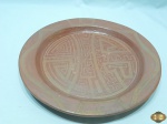 Medalhão, prato decorativo em cerâmica crua com desenho grego em relevo, tipo marajoara. Medindo 33,5cm de diâmetro.