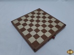 Tabuleiro de dama, xadrez e resta um em madeira da estrela. Medindo 22cm x 22cm.