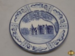 Prato decorativo em porcelana azul e branca com pintura de castelo. Medindo 18cm de diâmetro.