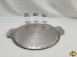 Bandeja redonda com 2 alças em aço inox, par de galheta em vidro e 1 saleiro em vidro. Medindo a bandeja 31cm de diâmetro.
