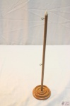 Mastro em madeira de mesa para bandeira. Medindo 40cm de altura.
