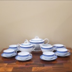 Jogo de chá, de porcelana européia, de estilo e época ART DECO, composto por 6 xícaras com seus pires e 3 peças para servir. Tchecoslováquia c.1930.