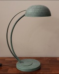 Luminária de mesa, de metal patinado de verde (faz par com a luminária do lote 100).  Medidas aproximadas: 30 cm x 18 cm x 44 cm de altura.