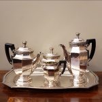 Jogo de chá e café, de metal espessurado a prata, pega de madeira, composto por 5 peças, da manufatura Galia. Franca c.1900.