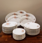 Aparelho de jantar, de porcelana Tchecoslováquia, composto de 12 pratos rasos, 12 pratos fundos, 12 pratos de sobremesa e 5 peças de servir.