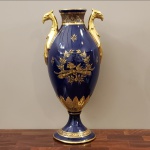 Grande vaso de porcelana esmaltada de azul cobalto e pintura em ouro, França c.1900. Medidas aproximadas: 24 cm x 23 cm x 48 cm de altura.