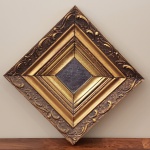 Espelho com moldura de madeira dourada. Medidas aproximadas: 7,7 cm x 7,5 cm e com moldura 17 cm x 17 cm.