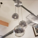 Lustre anos de 1970, composto por 3 pendentes em formas de esferas de metal cromado e vidro craquelado. Medidas aproximadas: 40 cm de diâmetro x 105 cm de altura.