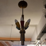 Lustre anos de 1950, de metal dourado e pintura multicolor, para 6 lampadas, Vintage. Medidas aproximadas: 20 cm de diâmetro x 65 cm de altura.