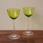 Par de taças para vinho, de cristal translúcido e verde. Medida aproximada: 19 cm de altura.