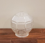 Globo de vidro facetado, translúcido e fosco, Medidas aproximadas: 15 cm de diâmetro x 16 cm de altura e boca de 8 cm.