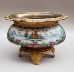 Belíssimo centro de mesa/floreira de metal dourado e faiança esmaltada, da manufatura WMF, Alemanha c.1900. Medidas aproximadas: 35 cm x 27 cm x 26 cm de altura.