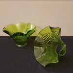 Antigo par de mangas de vidro verde. Medidas aproximadas: 11 cm de diâmetro e bocal de 5,5 cm.