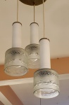 Lustre anos de 1970, de vidro leitoso e vidro translucido lapidado. Medida aproximada:  85 cm