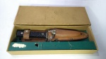 Antigo conjunto de FACA e CANIVETE Multifuncional, da marca IMPERIAL, fabricados nos Estados Unidos, na caixa original com as inscrições. A faca mede 22,5 cm e o Canivete fechado mede 9,5 centímetros.