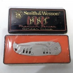 CANIVETE SMITH & WESSON Premium Series, lacrada e na Caixa de Lata original. Fechado mede aproximadamente 13 centímetros.