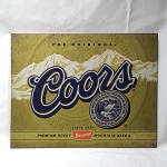 Placa da famosa cerveja Coors, cervejaria do estado de Colorado nos Estados Unidos Em lata. Fabricada nos Estados Unidos pela Desperate. Placa impressa. Não é adesivada! Mede aprox. 41x32cm