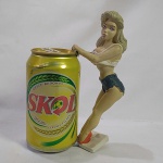Suporte de lata de cerveja ou refrigerante em formato de uma Mulher. A lata é meramente ilustrativa