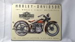 Placa em relevo da Harley Davidson. Fabricada pela Ande Rooney com licensa da Harley-Davisdon. Mede 43x32cm