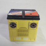 Radio em formato de bateria de carro. Funcionando. Modelo Delco Freedom Battery. Mede 11cm de altura